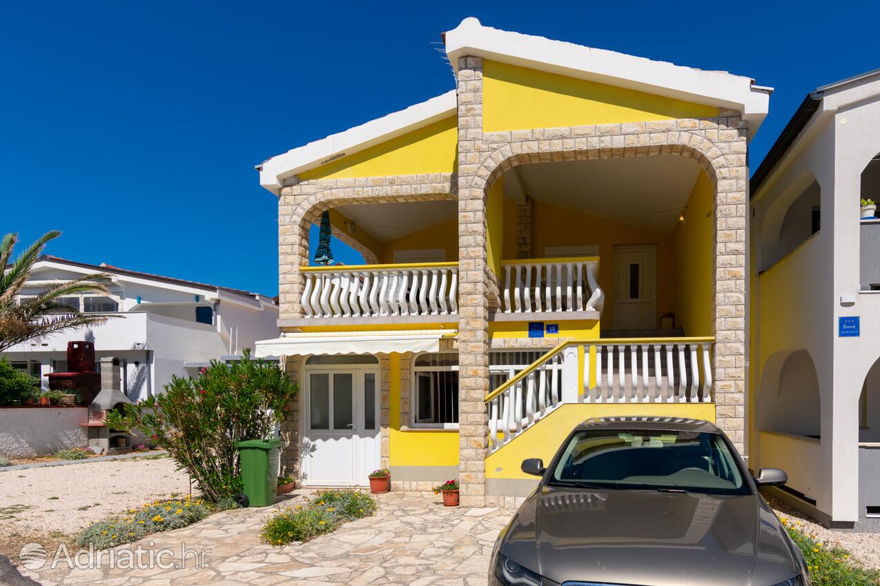 Apartments with parking spaces Vir - 18131