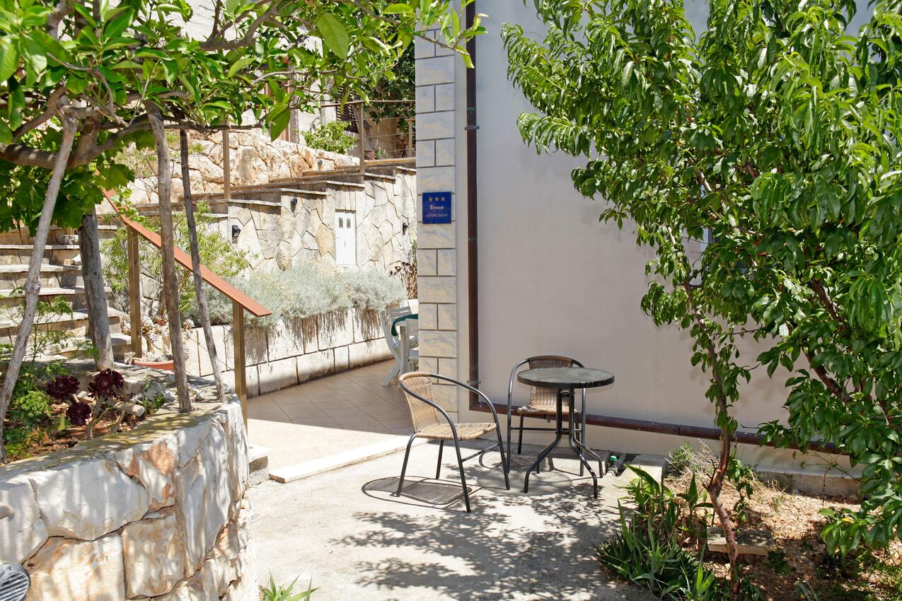 Courtyard - Apartments by the sea Karbuni, Korčula