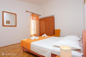 Apartments by the sea Pisak, Omiš - 18141