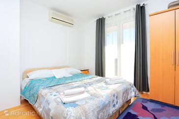 Apartments with parking space Makarska - 18145