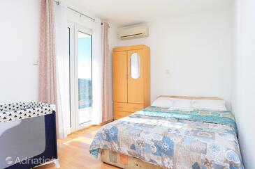 Apartments with parking space Makarska - 18145