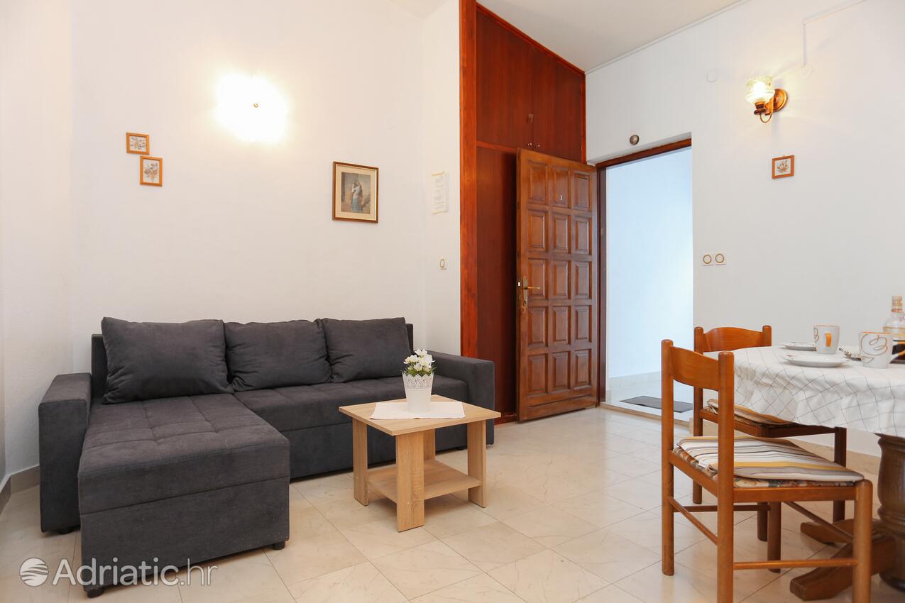 A-18148-a - Alloggi privati - Appartamenti accanto al mare Mimice, Almissa - Omiš