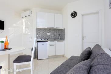 Ferienwohnungen mit Pool für Familien Zivogosce - Porat, Makarska - 18150