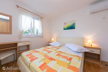 Apartments by the sea Makarska - 18160