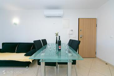 Apartments by the sea Makarska - 18160