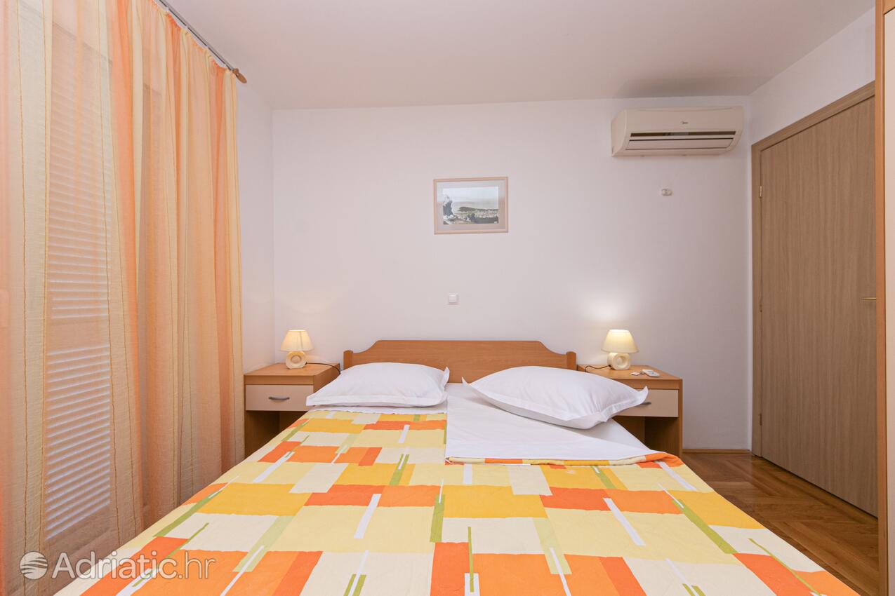 Apartments by the sea Makarska - 18160