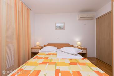 Apartments by the sea Makarska - 18160
