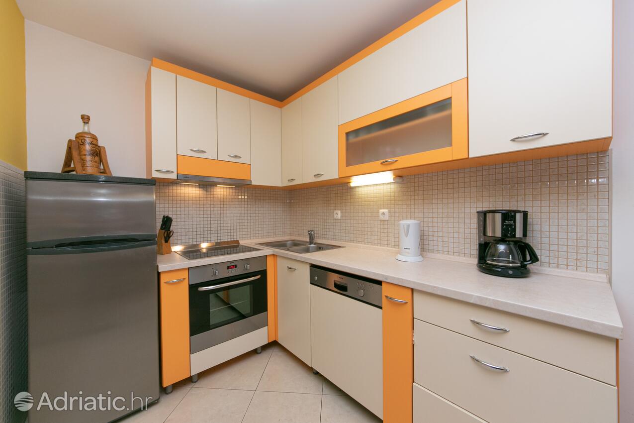 Apartments by the sea Makarska - 18160