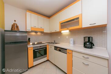 Apartments by the sea Makarska - 18160
