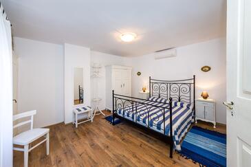 Seaside holiday house Novigrad - 18162