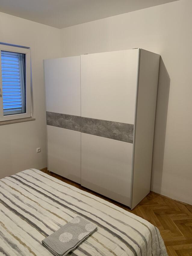 A-18170-a - Private accommodation - Apartments with a parking space Makarska