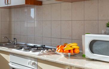 Apartments with parking space Makarska - 18170