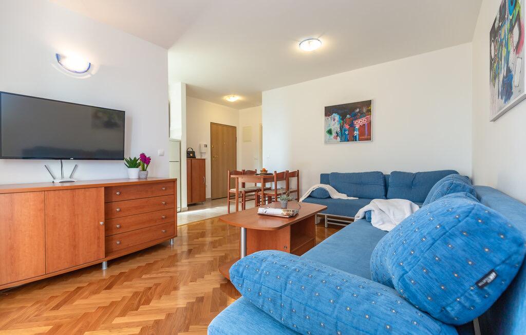 A-18170-a - Private accommodation - Apartments with a parking space Makarska