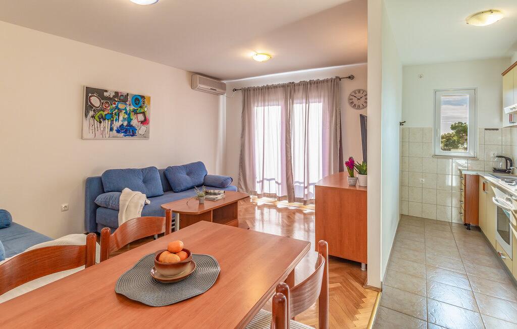 A-18170-a - Private accommodation - Apartments with a parking space Makarska