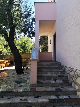 Apartments with terrace Mandre, Kvarner