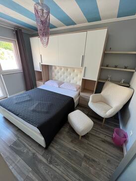 Ferienwohnungen mit Pool für Familien Klenovica, Novi Vinodolski - 18260