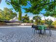 Dramalj, Crikvenica, Parkirišče 18262 - Apartmaji s prodnato plažo.