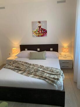 Apartments with parking space Crikvenica - 18266