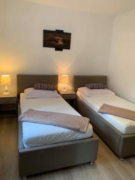 Apartments with parking space Crikvenica - 18266