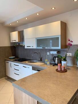 Apartments with parking space Crikvenica - 18266