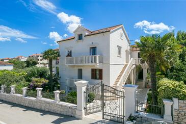 Ferienwohnungen Mit Parkplatz Supetar, Brac - 18307 - Brač