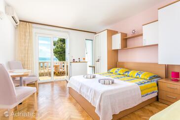 Apartments by the sea Brela, Makarska - 18356