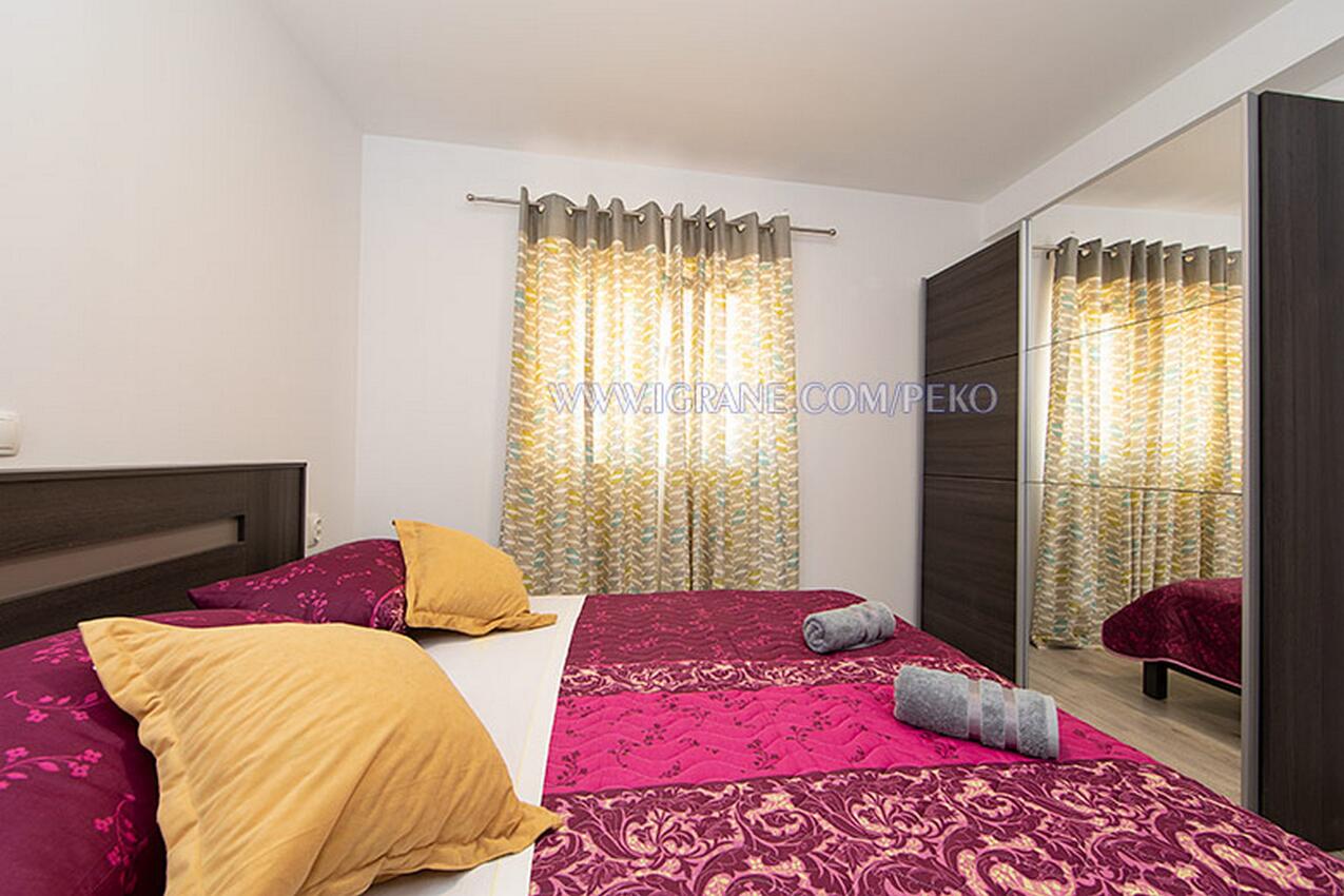 A-18405-a - Private accommodation - Apartments by the sea Igrane, Makarska