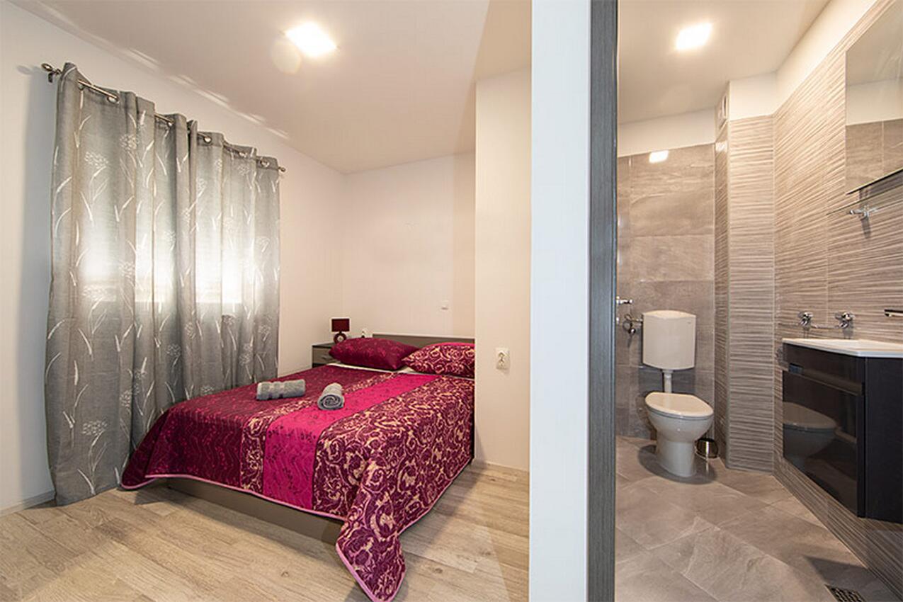 A-18405-a - Private accommodation - Apartments by the sea Igrane, Makarska