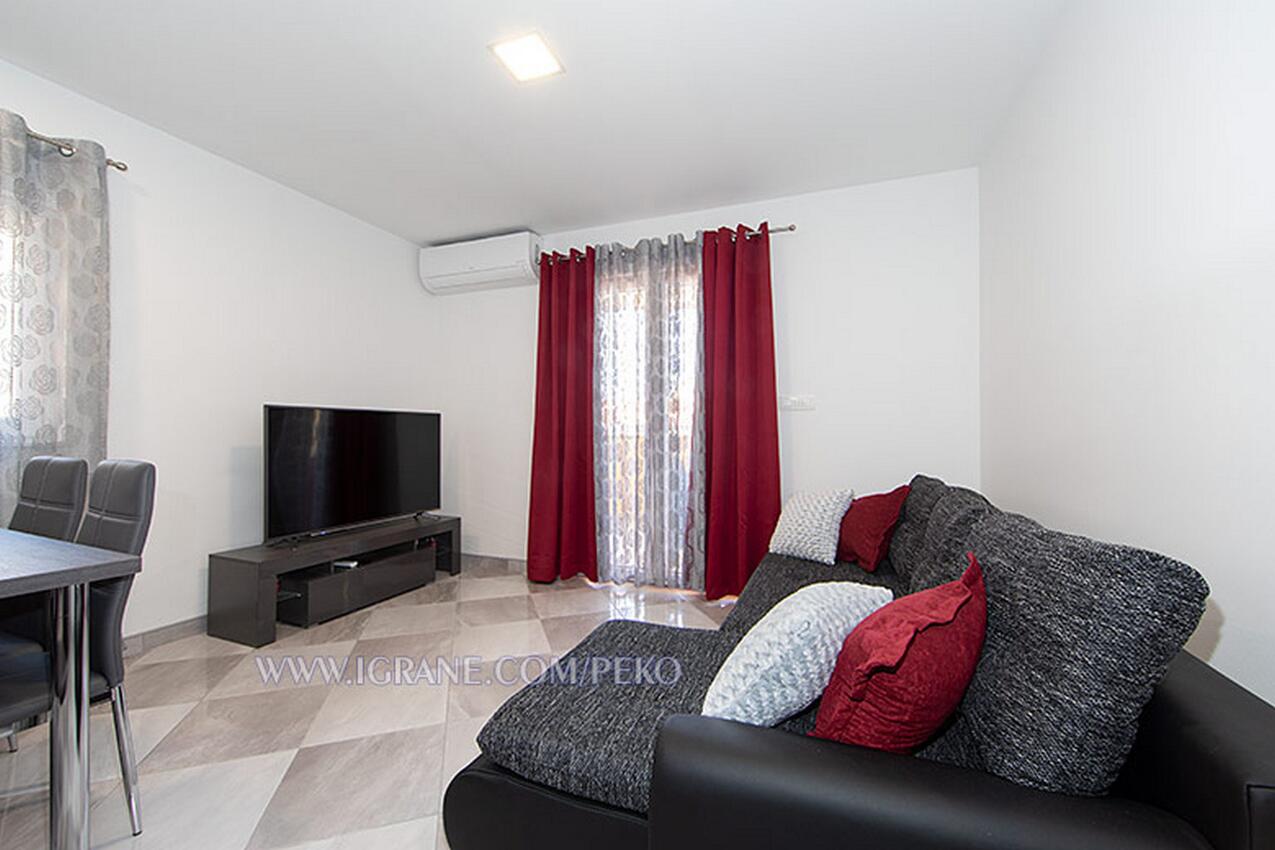 A-18405-a - Private accommodation - Apartments by the sea Igrane, Makarska