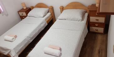 Apartments with parking space Vir - 18407