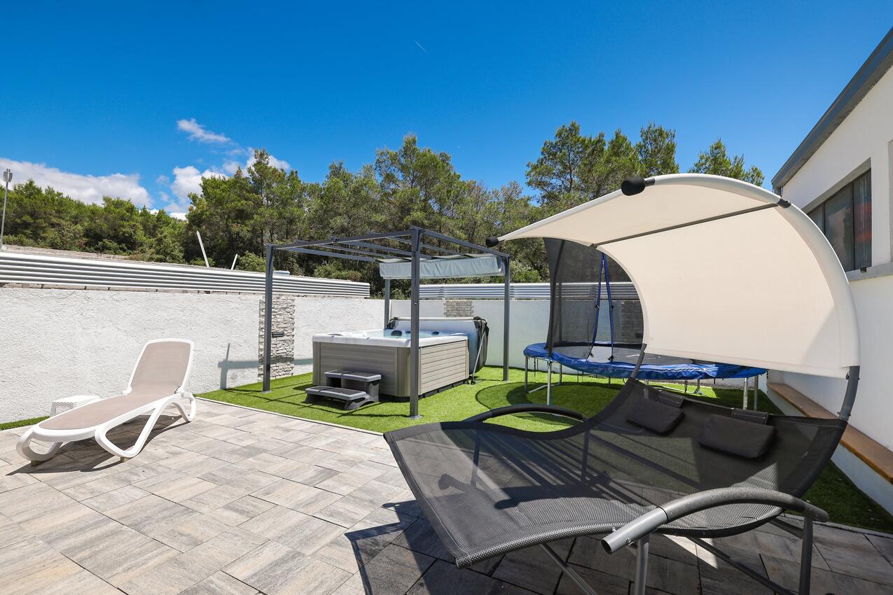 Ferienwohnungen mit Pool für Familien Sukosan, Zadar - 18452