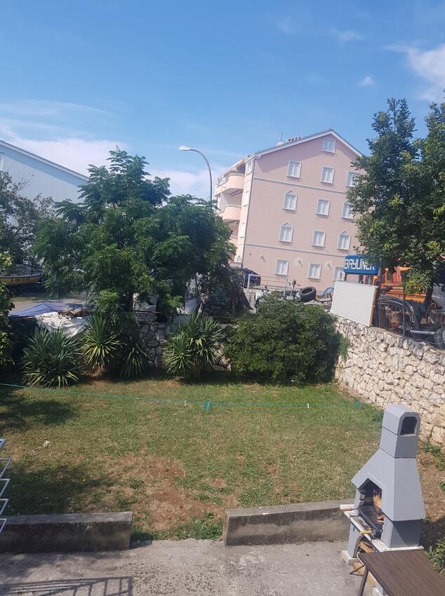 Courtyard - Apartments with a parking space Dramalj, Crikvenica