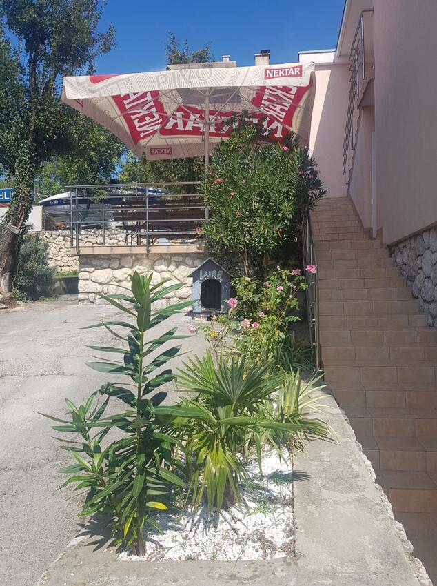 Courtyard - Apartments with a parking space Dramalj, Crikvenica