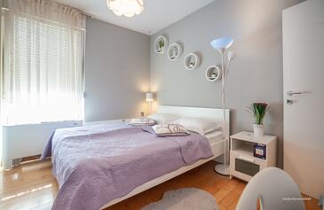 Apartments with parking space Zadar - 18486