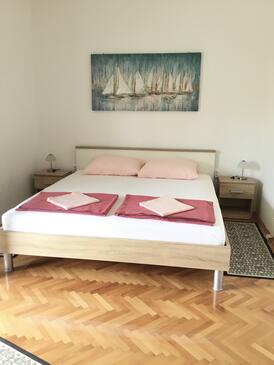 Ferienwohnungen mit Parkplatz Starigrad, Paklenica - 18492