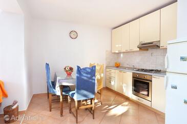 Apartments with parking space Makarska - 18498
