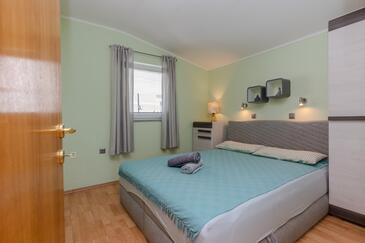 Apartments with parking space Vir - 18517