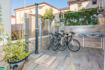 Apartments with parking space Vir - 18517