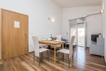 Apartments with parking space Vir - 18518
