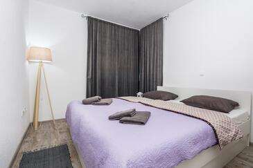 Apartments with parking space Vir - 18520