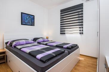 Apartments with parking space Vir - 18540