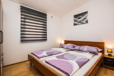 Apartments with parking space Vir - 18540