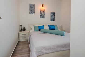 Apartmani s bazenom pogodni za obitelji s djecom Vir - Kozjak, Vir - 18542