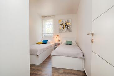 Apartmani s bazenom pogodni za obitelji s djecom Vir - Kozjak, Vir - 18542