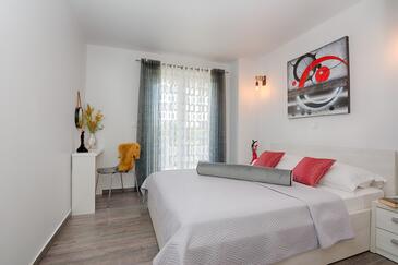 Family-friendly apartments with swimming pool Vir - Kozjak, Vir - 18542