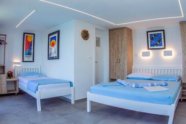 Appartamenti accanto al mare per famiglie Pisak, Almissa - Omiš - 18610