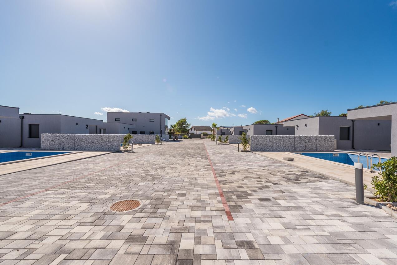 Curte - Vilă de lux cu piscină Vir