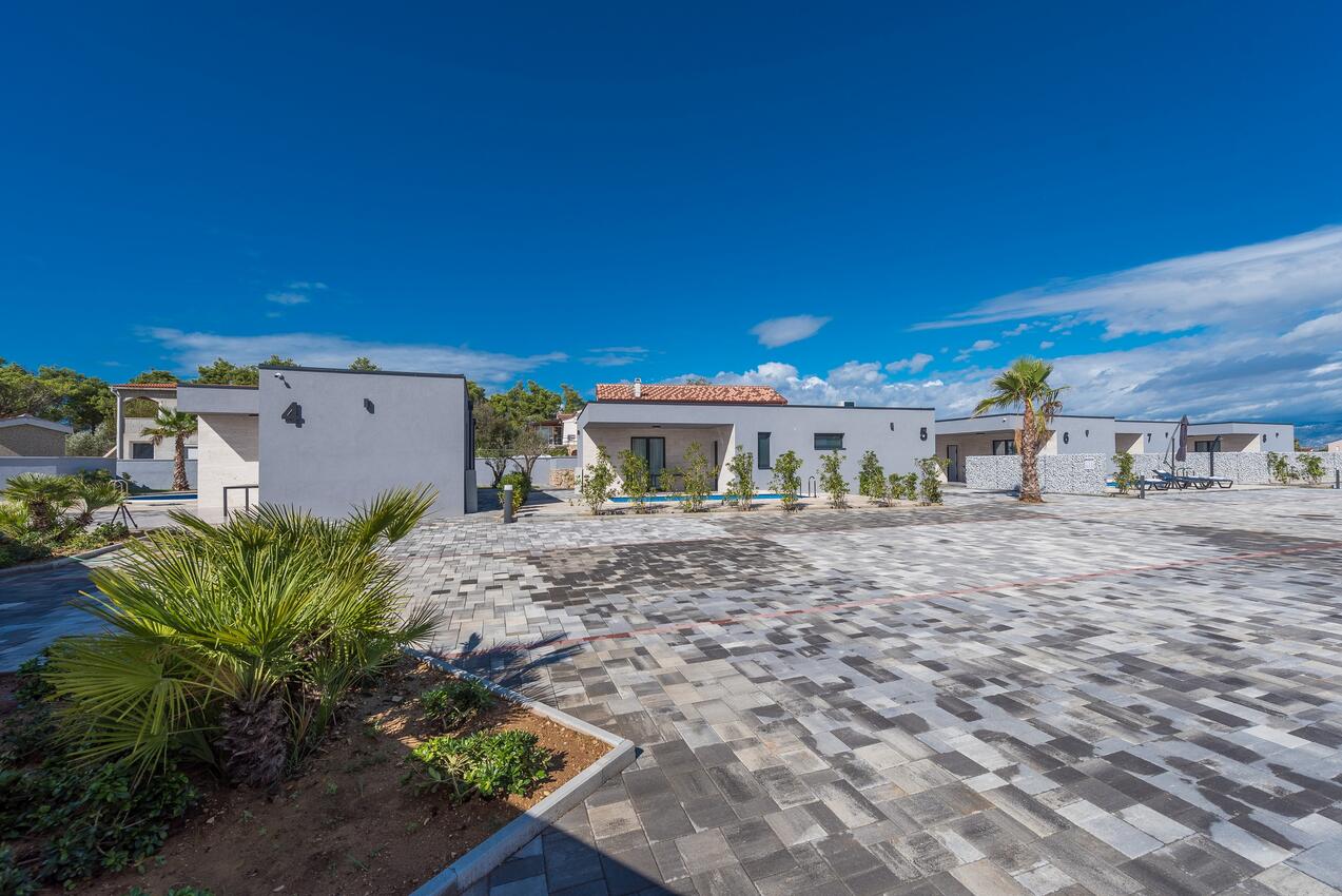 Curte - Vilă de lux cu piscină Vir