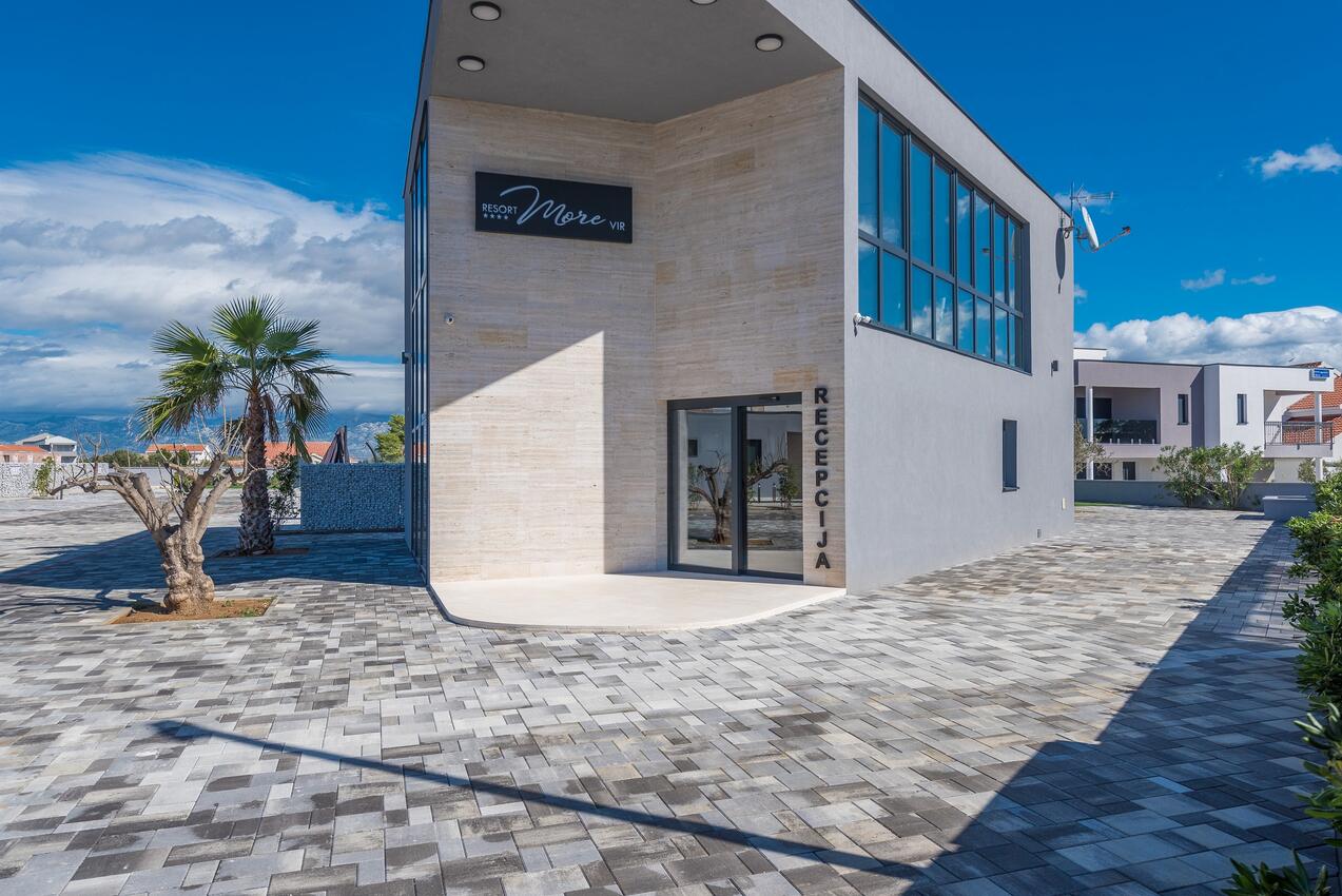Curte - Vilă de lux cu piscină Vir