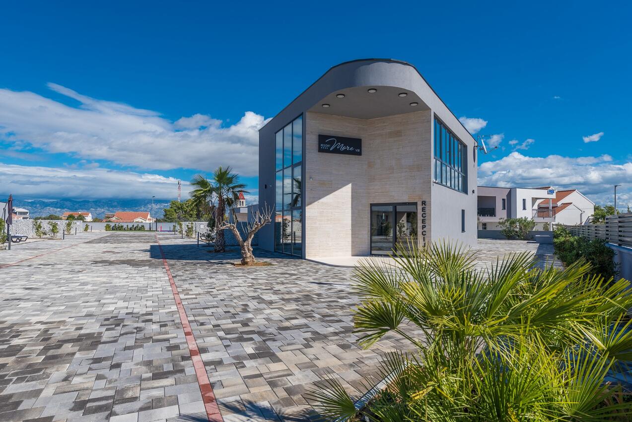 Curte - Vilă de lux cu piscină Vir